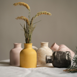 Decorative Ceramic Vase – White/Gold (30 cm)